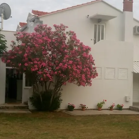 Budima 3* Banići